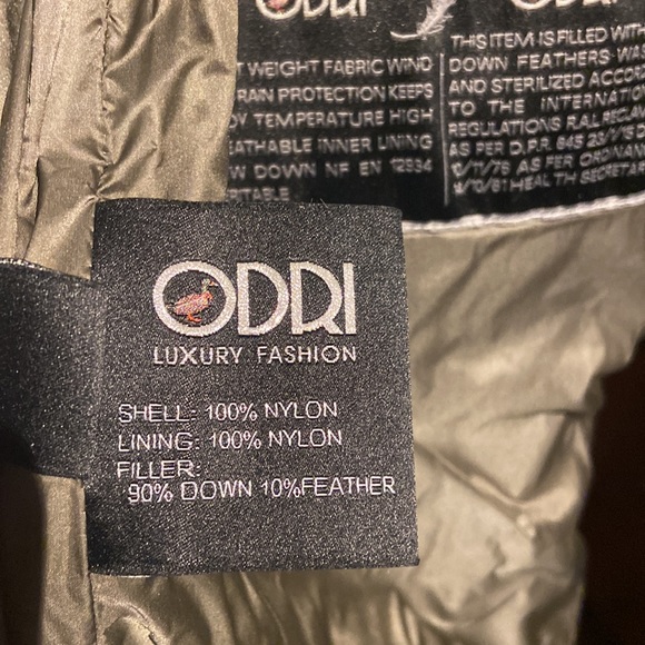 Quilted Down Coat with detachable hood, designed with zip pockets. Size IT 40. - Picture 9 of 10